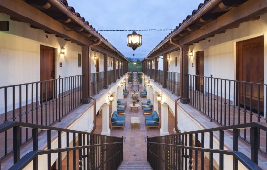 La Playa Inn - Courtyard View